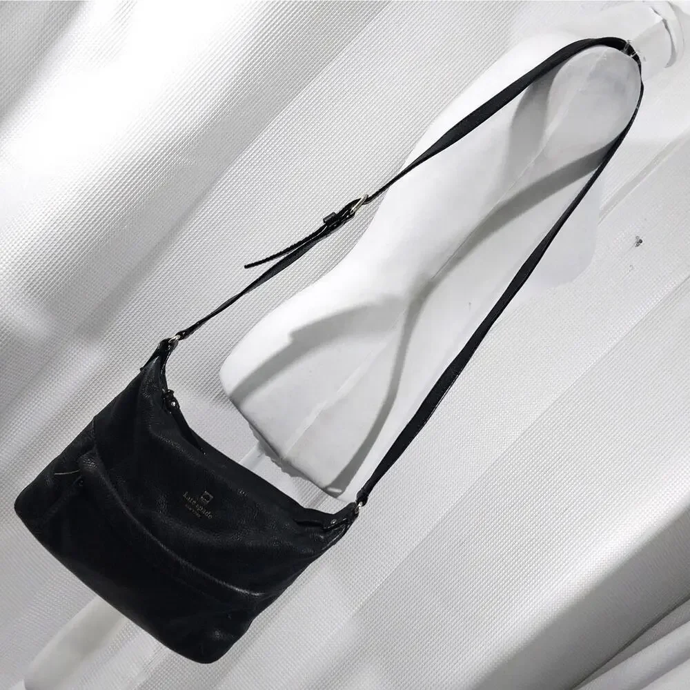 KATE SPADE! BLACK PEBBLED GENUINE LEATHER LOGO FRONT CROSSBODY, SHOULDER BAG!